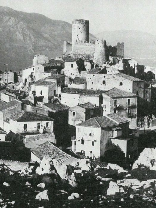 Albergo Diffuso in Molise - Residenze Roccapipirozzi ARTE DELL'ABITARE Apartment Stone Edificio, Mondo, Cielo, Casa, Quartiere, Montagna, Zona residenziale, Città, Area rurale, Paesaggio