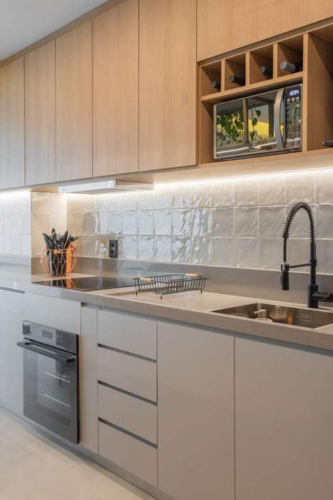 Apartamento 70m² - Perdizes - SP Juliana Dias Arquitetura Apartment Kitchen, Interior design, Countertop, Wood, Kitchen Appliance, Major appliance, Cabinetry, Flooring, Ceiling, Home appliance