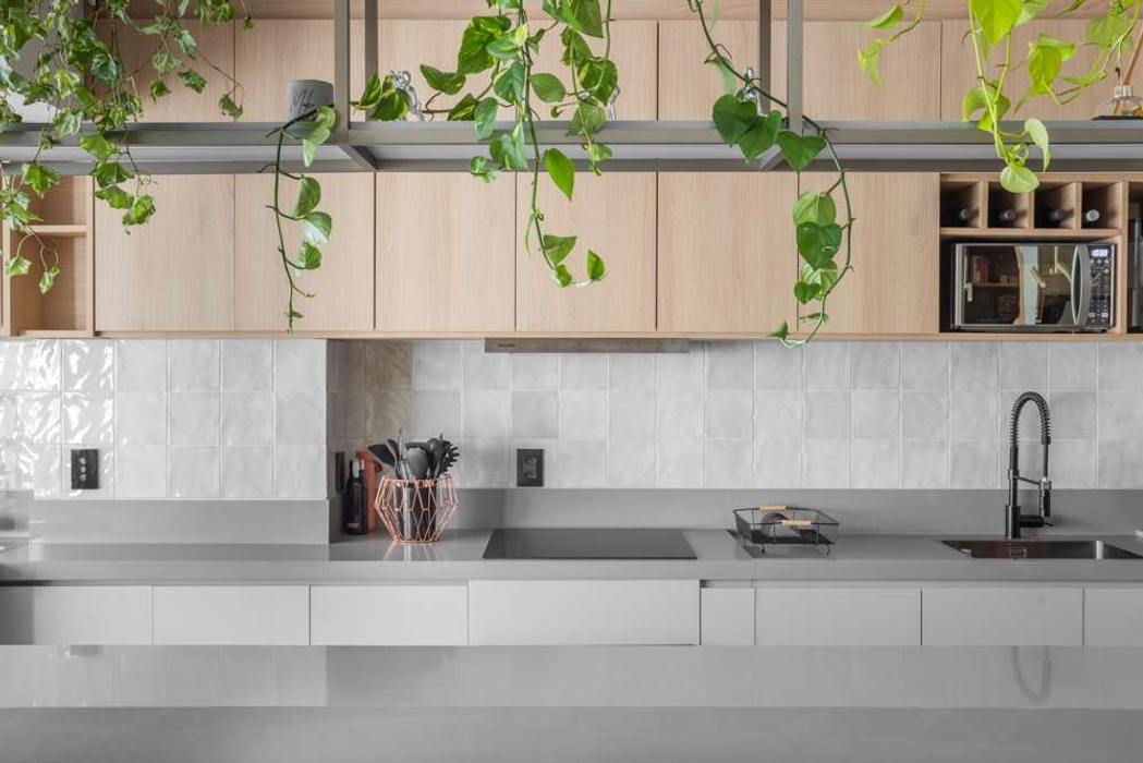 Apartamento 70m² - Perdizes - SP Juliana Dias Arquitetura Apartment Kitchen, Interior design, Countertop, Composite material, Grey, Tile, Natural material, Design, Sink, Light fixture