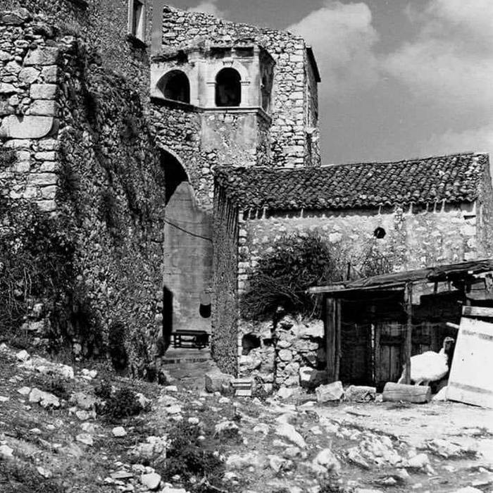 Albergo Diffuso in Molise - Residenze Roccapipirozzi homify Gable roof Stone Cielo, Nuvola, Bianco e nero, Mattone, Pianta, Area rurale, Facciata, Monocromo, Paesaggio, Fotografia monocromatica