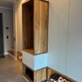 Elegantes Design trifft auf Funktion: Die Garderobe für das moderne Zuhause BTB - Bremer Tischler Betrieb Modern Koridor, Hol & Merdivenler Wood, Flooring, Interior design, Floor, Shelving, Room, Shelf, Wood stain, Cupboard, Hardwood