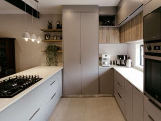Modern Grey & Woodgrain Kitchen, Ergo Designer Kitchens & Cabinetry Ergo Designer Kitchens & Cabinetry システムキッチン 木 木目調