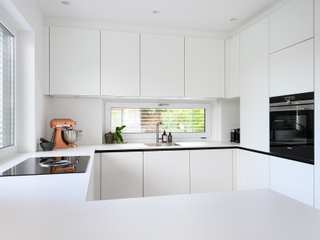 Minimalistische Schreinerküche in strahlendem Weiß, Beer GmbH Beer GmbH Built-in kitchens