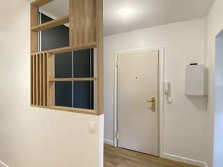 Rénovation d'un appartement de 70 m² à Courbevoie, Nuance d'intérieur Nuance d'intérieur Koridor & Tangga Modern