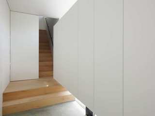 ヒカリノイドコロ, 株式会社 空間建築-傳 株式会社 空間建築-傳 Scandinavian style corridor, hallway& stairs