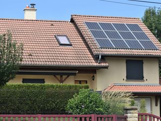 EA20250708-23850 Press profile homify Minimalist dressing room Solar energy, Solar panel, Solar power, Roof, Solar thermal collector, Daylighting