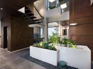 J Residence 3, Kumar Moorthy & Associates Kumar Moorthy & Associates Mehrfamilienhaus Metallic/Silber