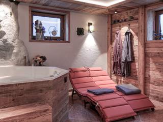 Gipfelglück – Uriger Wellnessbereich auf 10 m², Stefan Necker - Tegernseer Badmanufaktur Stefan Necker - Tegernseer Badmanufaktur Hot tubs