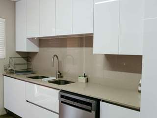 Ultra-modern White Gloss Kitchen, Ergo Designer Kitchens & Cabinetry Ergo Designer Kitchens & Cabinetry Вбудовані кухні