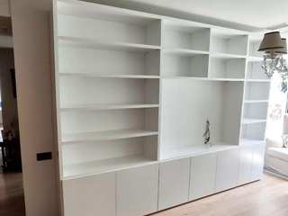 Libreria blanca con puertas y hueco para televisión , Mobiliario Xikara Mobiliario Xikara Salas de estar modernas