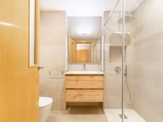 Nuevo baño reformado en Tiana, Grupo Inventia Grupo Inventia Appartement
