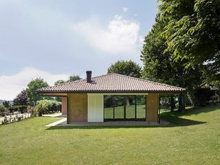 Casa in legno, paglia e lolla di riso, Novello Case in Legno Novello Case in Legno Moderne muren & vloeren