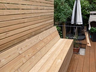 Sitz- und Liegemöbel aus Holz, Nelka Nelka Balcones y terrazas modernos: Ideas, imágenes y decoración