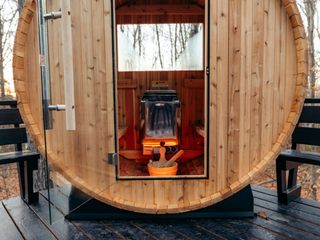 EA20250811-23922 Press profile homify Industrial style dressing room Wood, Wood stain, Hardwood, Plank, Varnish, Plywood, Light fixture, Lumber, Log cabin, Wood flooring