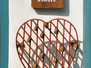 EA20250417-23670 Press profile homify Floors Wood, Heart, Sign, Paint, Wood stain, Still life photography