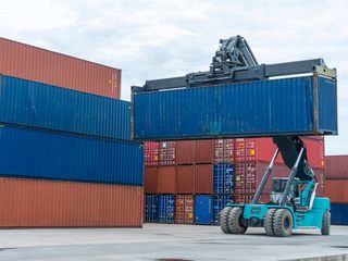 EA20250317-23593 Press profile homify Passive house Shipping container, Machine, Freight transport, Metal, Engineering, Cargo, Steel, Heavy equipment