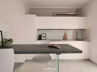 Restyling in bianco – Restyling cucina, Arching - Architettura d'interni & home staging Arching - Architettura d'interni & home staging システムキッチン