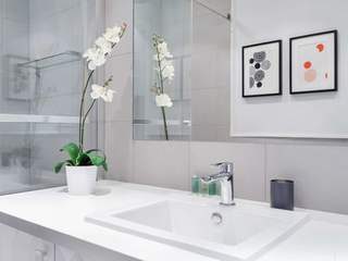 Parisian Bathrooms, UpperKey UpperKey Moderne Badezimmer