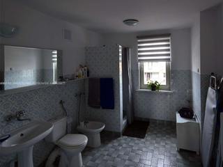 Metamorfoza szeregowca, piętro, ANIEA ANIEA Phòng tắm phong cách tối giản