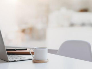 EA20250819-23935 Press profile homify Apartment Electronic device, Coffee cup, Laptop, Office Equipment, Furniture, Cup, Table, Tableware, Personal computer, Input device