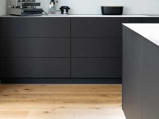 Minimalistische Küche mit Edelstahl und mattem Schwarz, Beer GmbH Beer GmbH Built-in kitchens
