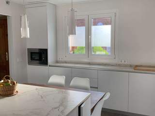 Cocina blanca en dos ambientes, Davinia | Mobiliario de cocina y armarios Davinia | Mobiliario de cocina y armarios Dapur built in