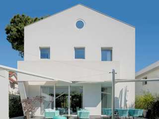 Articolo Intervista Gian Luca Zoli Villas Acqua, Cielo, Proprietà, Blu, Piscina, Edificio, Ombra, Interior design, Pianta, Mobili da esterno