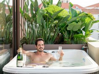 EA20250731-23908 Press profile homify Industrial style dressing room Bathtub, Leisure, Hot tub, Plumbing fixture, Jacuzzi, Flowerpot, Swimming pool, Resort, Eco hotel, Houseplant