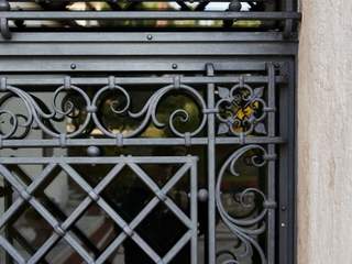Villa sobriamente lussuosa con dettagli in ferro battuto, VilliZANINI Wrought Iron Art Since 1655 VilliZANINI Wrought Iron Art Since 1655 Jardines de piedra