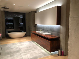 Rosewood Bathroom Vanity Unit, Evolution Panels & Door Ltd Evolution Panels & Door Ltd モダンスタイルの お風呂