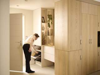 Hereinspaziert: Wo jedes Ankommen ein Willkommen ist, Schmidt Küchen Schmidt Küchen Modern Corridor, Hallway and Staircase