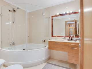 Duplex T4 com maravilhosos terraços e vista desafogada homify Apartment Espelho, Tocar, Encanamento, Prédio, armário de banheiro, Propriedade, Banheira, Armários, Fixação, Afundar