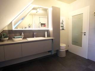 Aus alt wird außergewöhnlich – Ihre Bad-Sanierung unterm Dach., Bad Campioni Bad Campioni Modern Bathroom