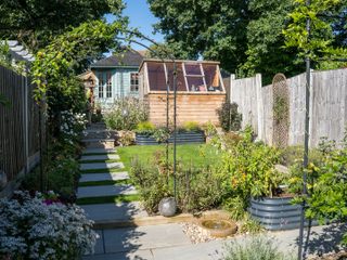 Cottage garden in Essex, Earth Designs Earth Designs Jardines frontales