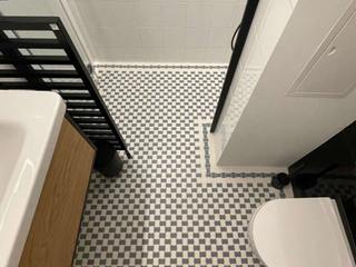 Minimalistyczna łazienka z mozaiką podłogową, Cerames Cerames Casas de banho minimalistas