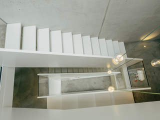Split-Level-Treppe in Weiß , Holzmanufaktur Ballert e.K. Holzmanufaktur Ballert e.K. Treppe