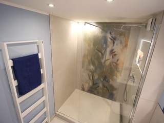 Verleihen Sie Ihrem Badezimmer Glanz und Stil mit hellen Fliesen und trendigen Mustern!, Bad Campioni Bad Campioni Modern Bathroom