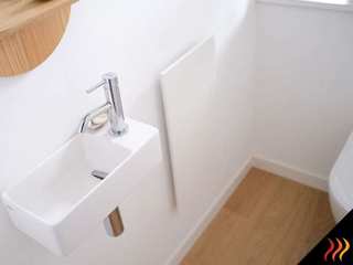 Installation d'un chauffage radiateur électrique extra plat 2 cm pour un WC, CHAUFFAGE INFRAROUGE.COM CHAUFFAGE INFRAROUGE.COM حمام