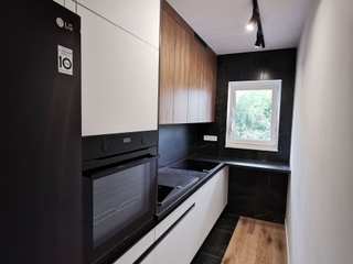 Jednakowy styl, kolor i materiał w całym mieszkaniu, FILMAR meble FILMAR meble Built-in kitchens