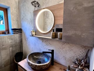 Gäste-WC neu erfinden – Kunstvolle Wandgestaltung, Stefan Necker - Tegernseer Badmanufaktur Stefan Necker - Tegernseer Badmanufaktur Minimalist style bathroom