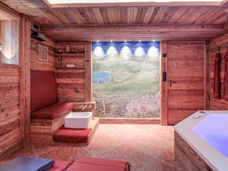 Gipfelglück – Uriger Wellnessbereich auf 10 m², Stefan Necker - Tegernseer Badmanufaktur Stefan Necker - Tegernseer Badmanufaktur Hot tubs