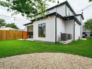 EA20250227-23539 Press profile homify Double Garage House, Roof, Home, Siding, Cottage, Garden, Backyard, Yard, Lawn, Shade