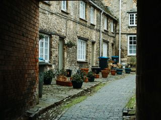 EA20250317-23585 Press profile homify Prefabricated Garage Wall, Brick, Flooring, Architecture, Brickwork, Alley, Cobblestone, Street, Composite material, Flagstone