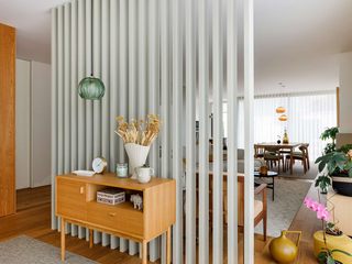 Hall de entrada - Casa Serenity | SHI Studio homify Single family home Propriedade, Mobília, Plantar, Mesa, Conforto, Madeira, Prédio, Design de interiores, Laranja, Planta de casa