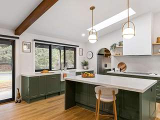 EA20251128-24124 Press profile homify Industrial style dressing room Kitchen, Furniture, Interior design, Countertop, Cabinetry, Kitchen Appliance, Flooring, Wood, Ceiling, Light fixture