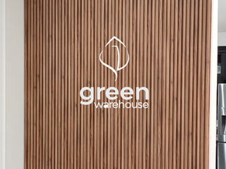 Instalación de Lambrin en Sala de estar, Green Warehouse Green Warehouse Ruang Keluarga Modern