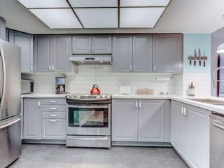 Remodelação AP - Toronto SR Interior Design Studio Small kitchens Armários, Bancada, Propriedade, Afundar, Prédio, Fogão de cozinha, Pia da cozinha, Cozinha, Iluminação, Design de interiores