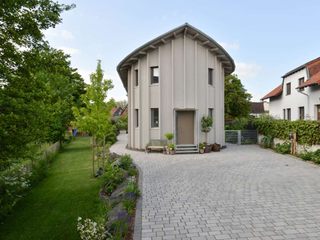 Wohnhaus 'Arche' - ein Haus mit außergewöhnlicher Fassade, Herrmann Massivholzhaus GmbH Herrmann Massivholzhaus GmbH Wooden houses