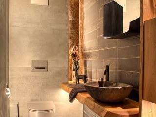 Der Berg ruft – Gäste-WC im Altholzstil by Tegernseer Bad®, Stefan Necker - Tegernseer Badmanufaktur Stefan Necker - Tegernseer Badmanufaktur Modern Bathroom