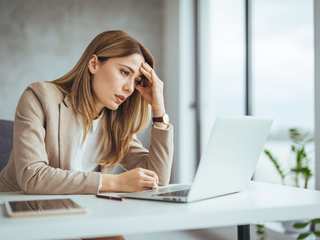 EA20241021-23159 Press profile homify Modern Dining Room Computer, Personalcomputer, Tisch, Möbel, Laptop, Anlage, Ärmel, Komfort, Netbook, Angestellter